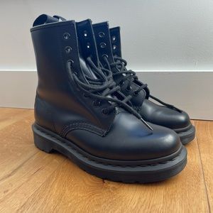 1460 MONO SMOOTH LEATHER LACE UP BOOTS